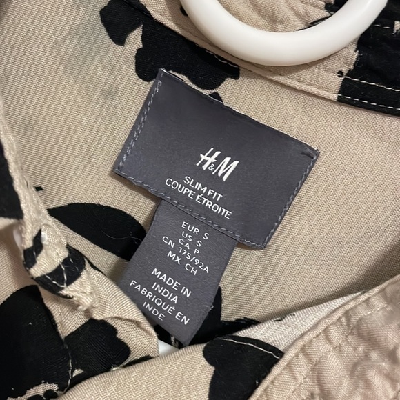 H&M FLORAL BUTTON DOWN SHIRT - Picture 3 of 3